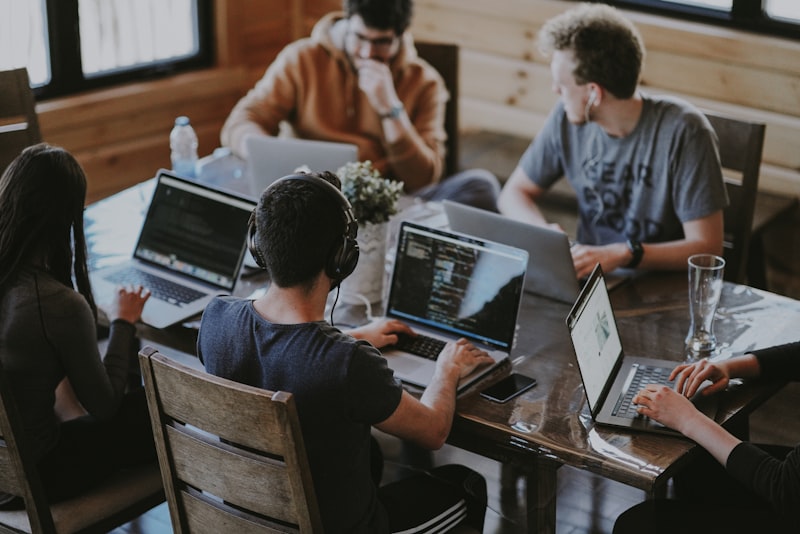 Das Team von Zottigo Pro bei einer Skriptbesprechung