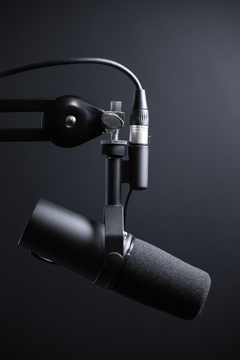 Zwei Personen bei der Aufnahme eines High-End-Video-Podcasts