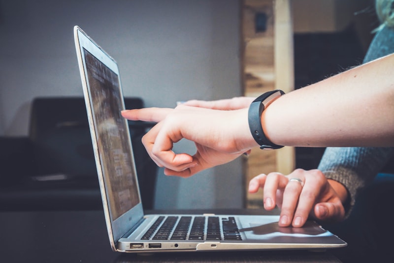 Dozent vor der Kamera bei der Aufnahme eines professionellen Online-Kurses